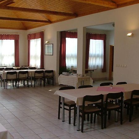 بيت شباب Martineum Felnottkepzo Akademia سزومباثيلي المظهر الخارجي الصورة